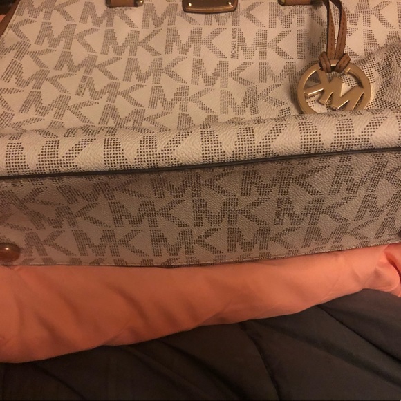 Medium sized cream & brown Michael kors purse - Picture 5 of 7